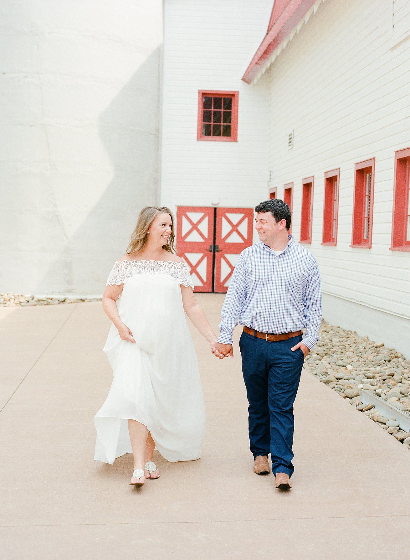 maternity session at a barn