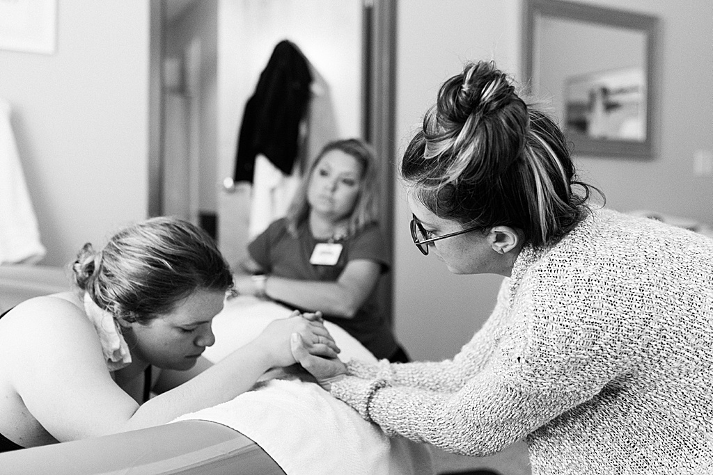 doula and mom in labor, natural beginnings birth center